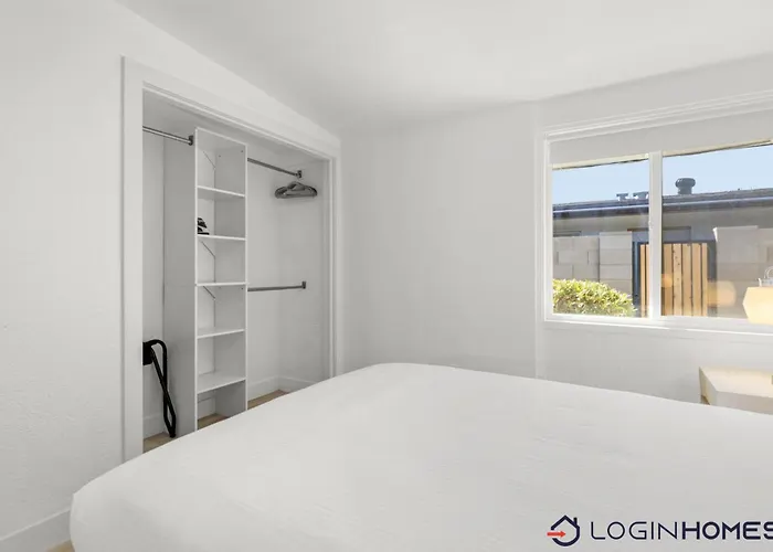 Holiday home Brand New W Parking Blocks From Oldtown- 4d